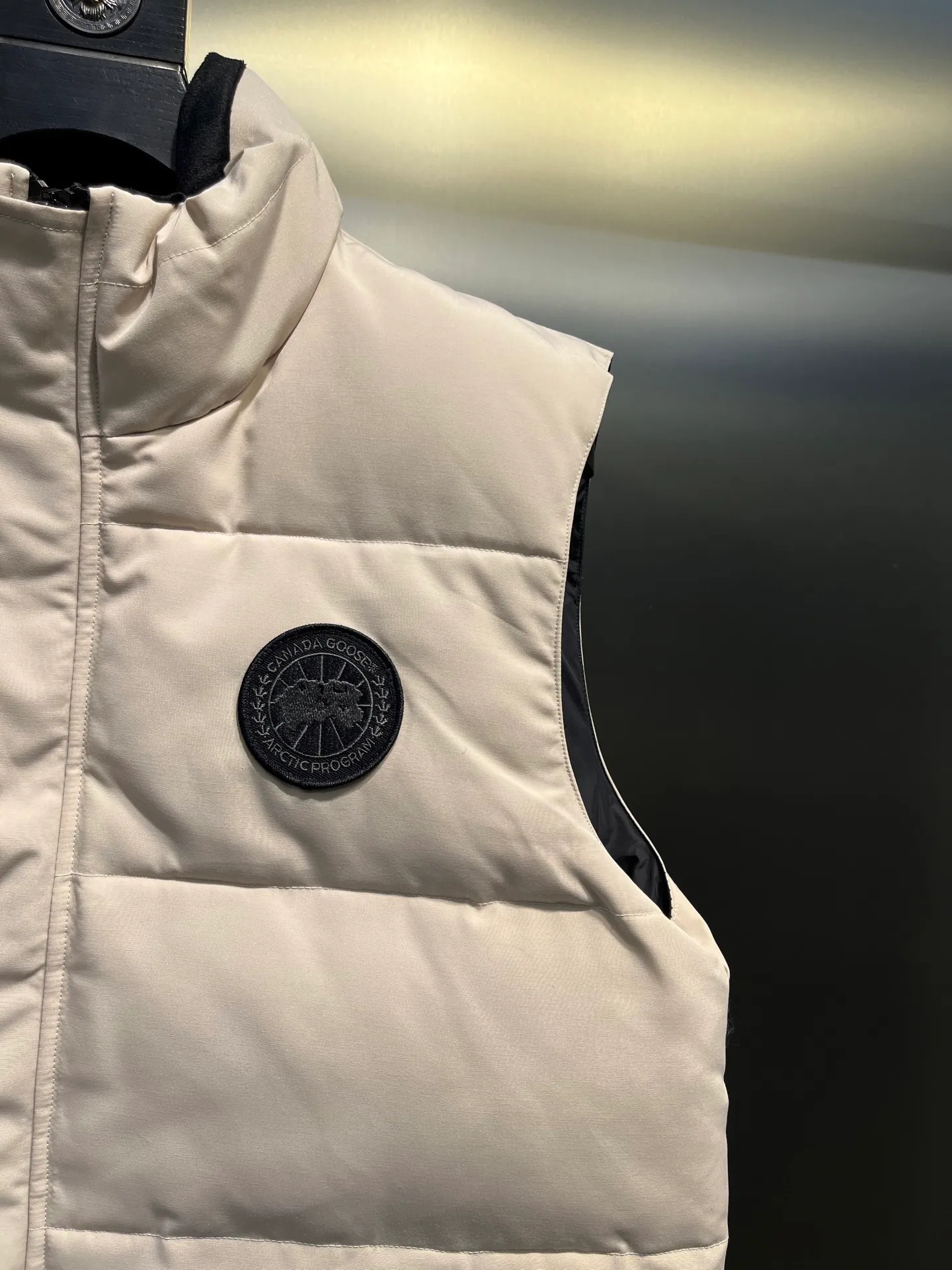 P380 🇨🇦Canada Goose""🇨🇦🌟 Garson down vest has always been recognized as the warmest down jacket. Various Instagram celebrities, Internet celebrities, and celebrities often wear it for street photos. I make Canada Goose every year, but I still can't get rid of my love for it. No matter how cold the days are, there is no need to be afraid, because there is! Filled with 90% white duck down, it is the legendary warmest down jacket and is known as a must-have for Arctic outdoor sports! The most popular down jacket in the world, celebrities are rushing to buy it, it is a must-have!  Size: XS to 2XL
